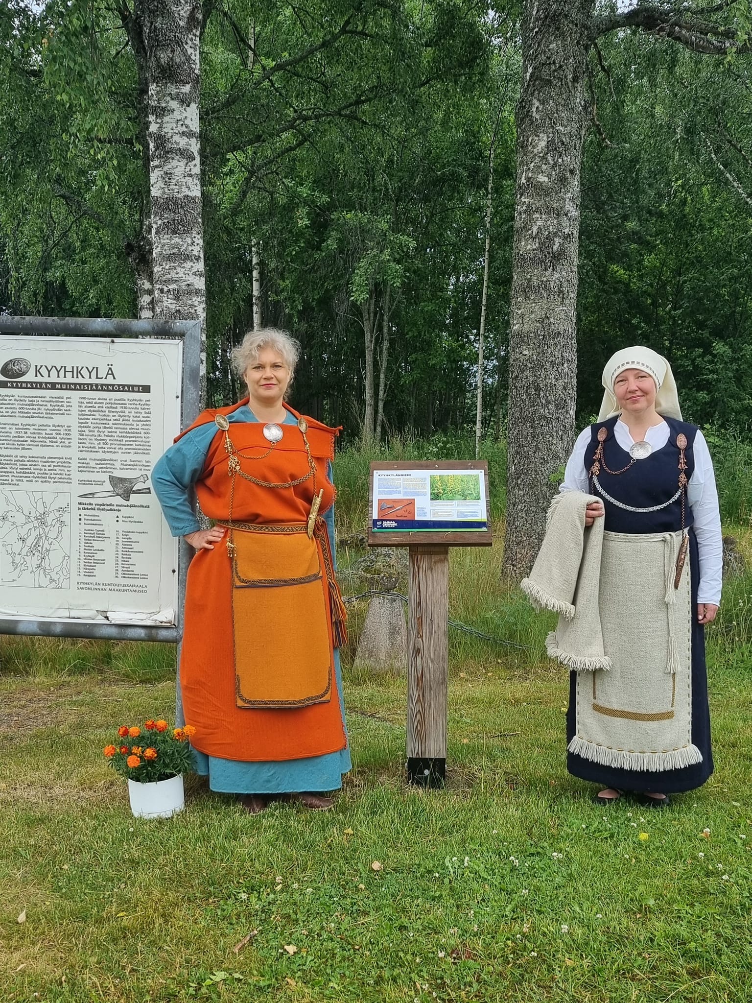 MuiNaiset Kyyhkylän kalmistolla 2022.