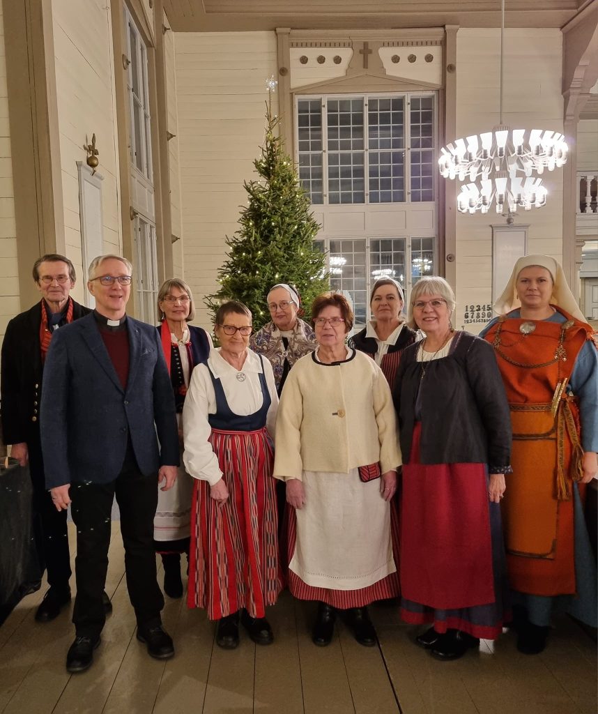 Joulukolehdin kerääjiä Mikkelin Pitäjän kirkossa 8.12.2023.